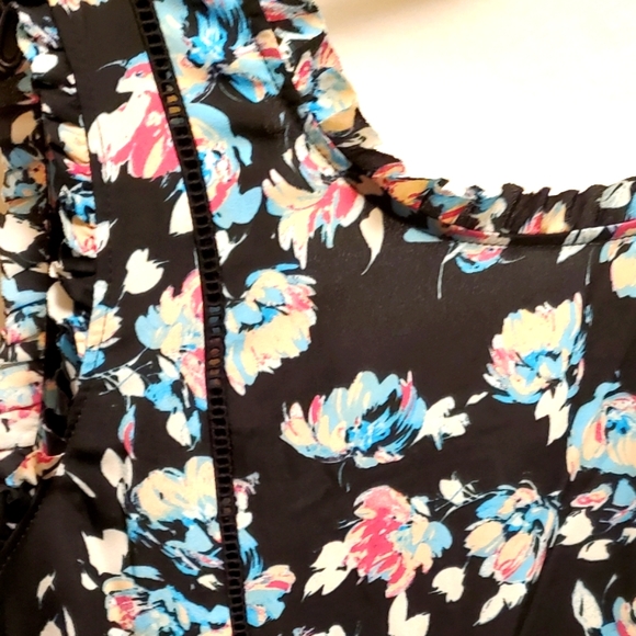 OLIVE & OAK SUMMER MINI DRESS. SIZE SMALL, BLACK WITH BLUE FLORAL PATTERN. - Picture 2 of 8